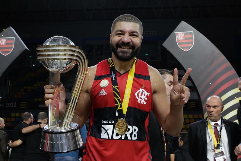 Olivinha com taça do Mundial de basquete que conquistou pelo Flamengo; clube anunciou renovação com ala/pivô