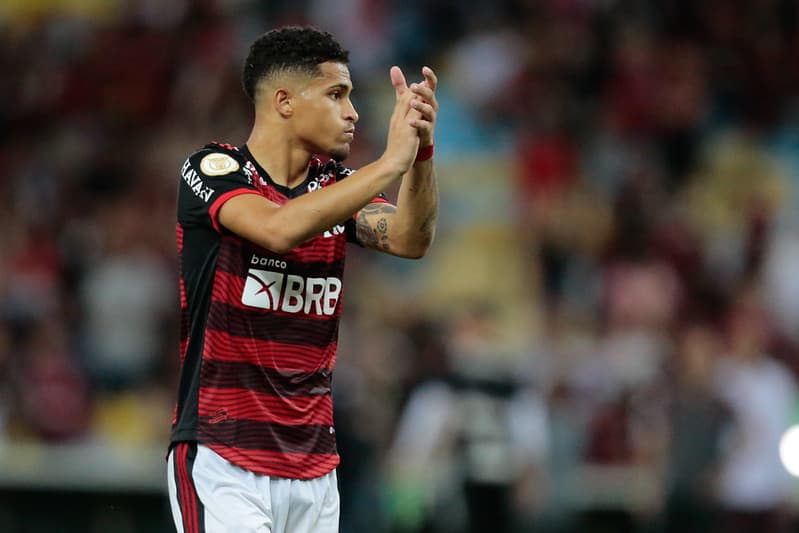 João Gomes em jogo do Flamengo; reforço do Wolverhampton, jogador postou um vídeo de despedida do Flamengo