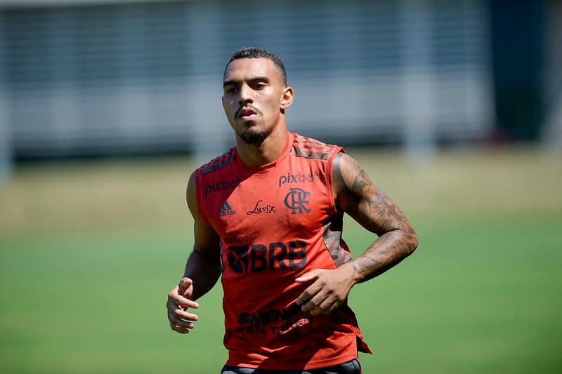 Matheuzinho em treino do Flamengo; jogador se lesionou, Flamengo vai em busca de novo lateral, Marinho permanece, Luan na mira e as últimas notícias