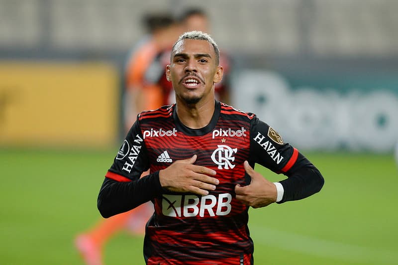 Matheuzinho em campo pelo Flamengo; lateral evoluiu em recuperação e deve voltar aos jogos do Flamengo em julho