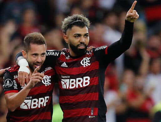 Gabigol e Everton Ribeiro em jogo do Flamengo; atletas comandaram vestiário da equipe antes de jogo contra o Fluminense