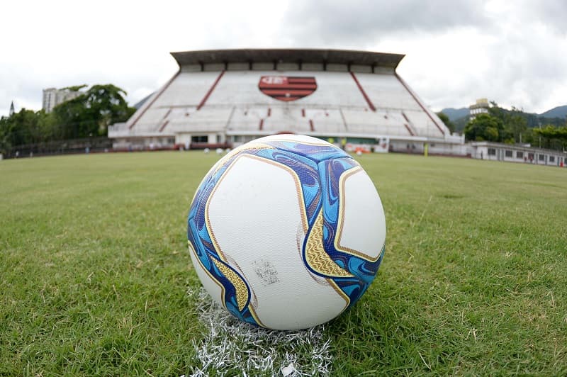 Flamengo anuncia rescisão de contrato com lateral