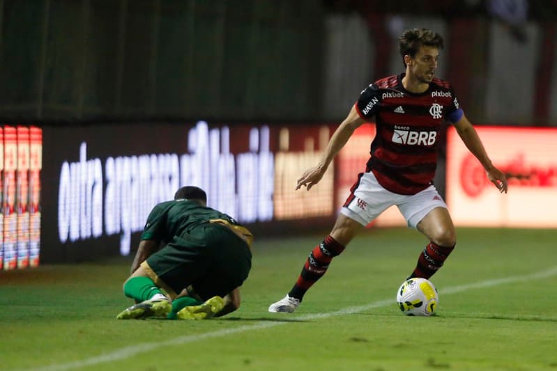 Rodrigo Caio celebrou retorno aos gramados após mais de seis meses; jogador jogou Flamengo x Bangu pelo Carioca