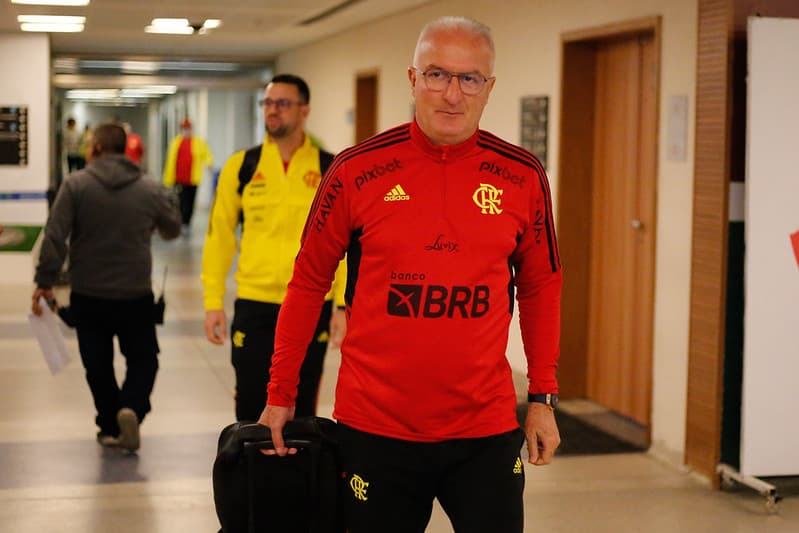 Dorival Júnior com camisa do Flamengo; Varela comentou sobre saída do técnico do time