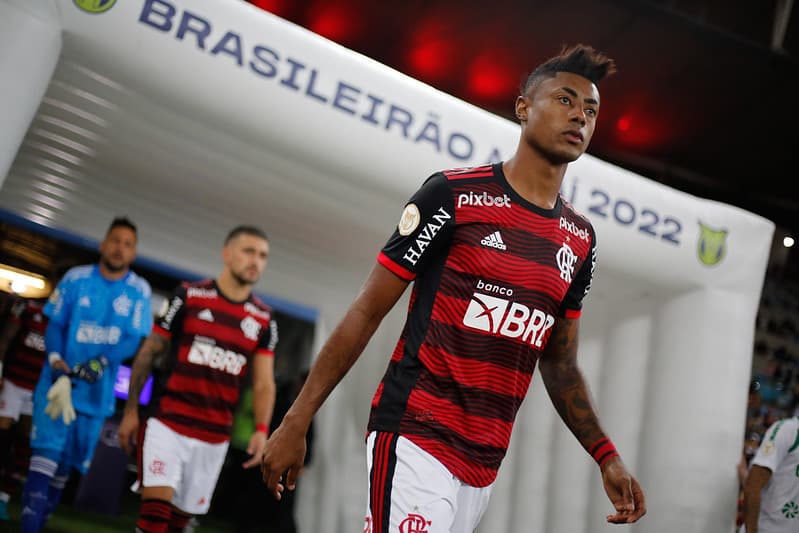 Bruno Henrique entrando em campo pelo Flamengo; jogador se recuperou de grave lesão e está relacionado para final do Carioca contra o Fluminense