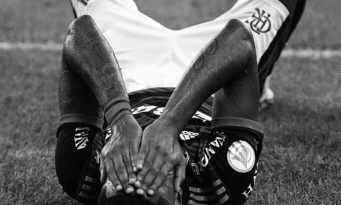 Atacante do Flamengo, Bruno Henrique pede ajuda de Deus na recuperação de entorse no joelho