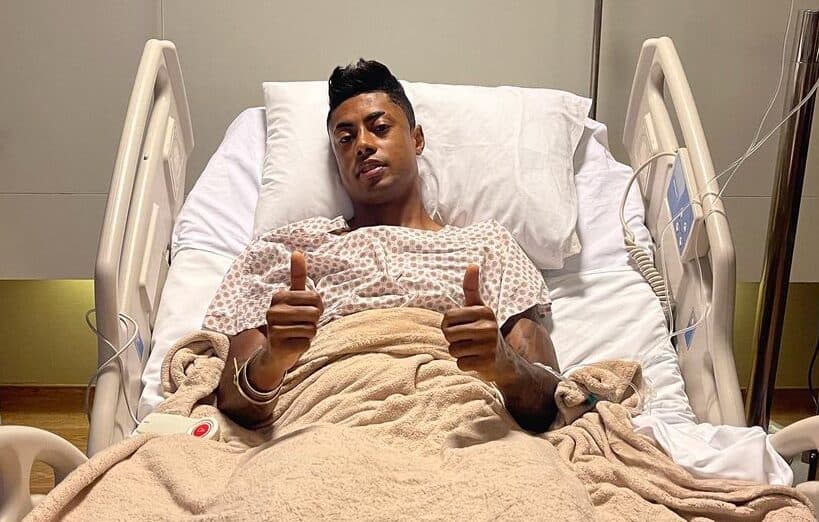 Bruno Henrique publica foto no hospital após cirurgia no joelho