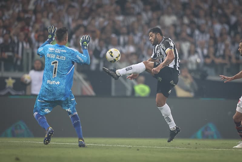 Rodrigo Bueno diz que Flamengo parecia time amador perante Hulk