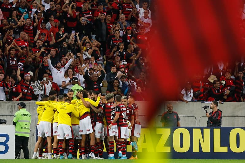 Time do Flamengo comemora gol na vitória contra o Cuiabá