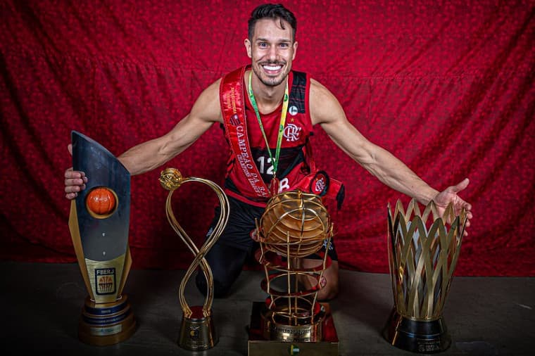 Rafael Mineiro renova seu contrato e segue no Flamengo