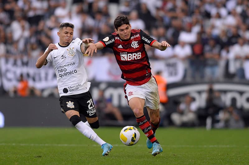 Ayrton Lucas, do Flamengo, contra o Corinthians