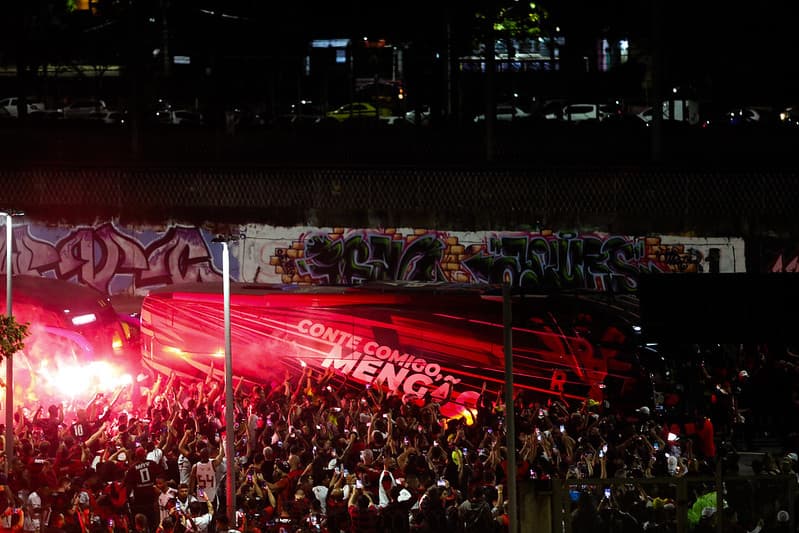 Ônibus do Flamengo chega ao Maracanã