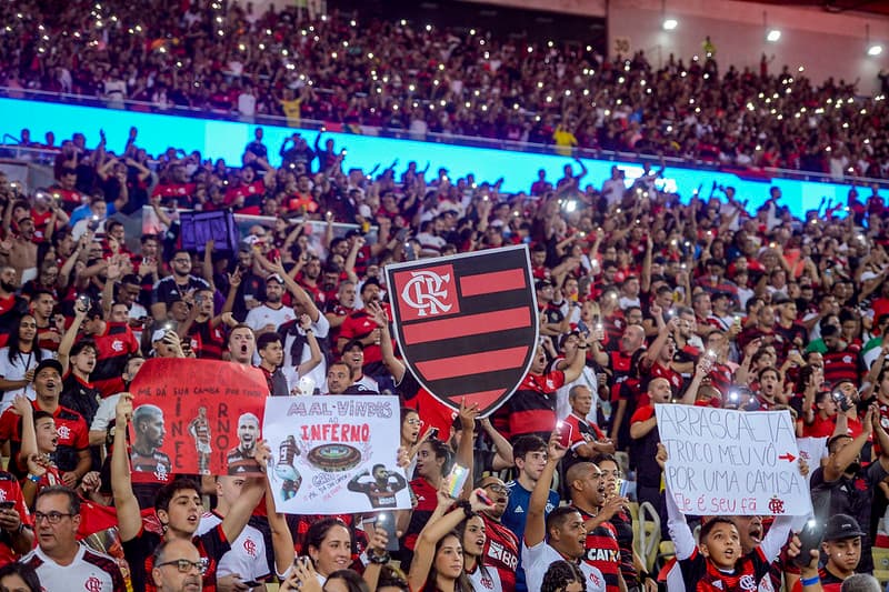 Torcida do Flamengo lota Maracanã e dá recorde de audiência à Rede Globo