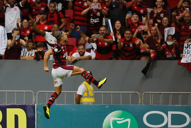Diego comemora gol pelo Flamengo.