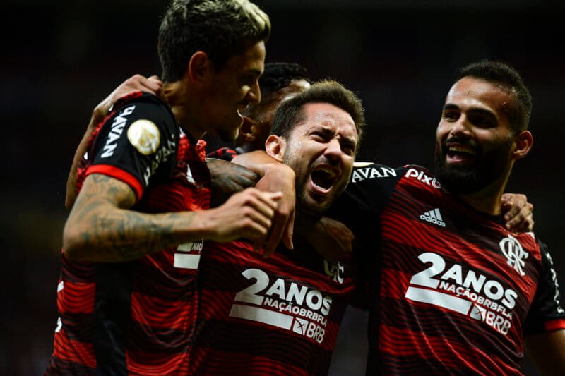 Everton Ribeiro comemora seu gol ao lado de Pedro e Thiago Maia na goleada do Flamengo sobre o Juventude