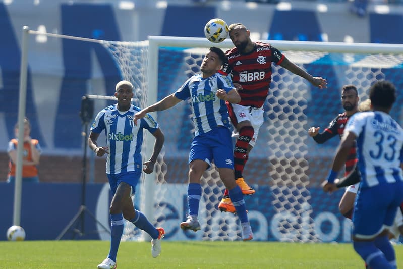 Vidal contra o Avaí pelo Flamengo. Fotos: Gilvan de Souza/Flamengo