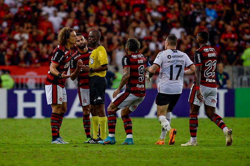 Flamengo perde dois titulares para a volta contra o Athletico
