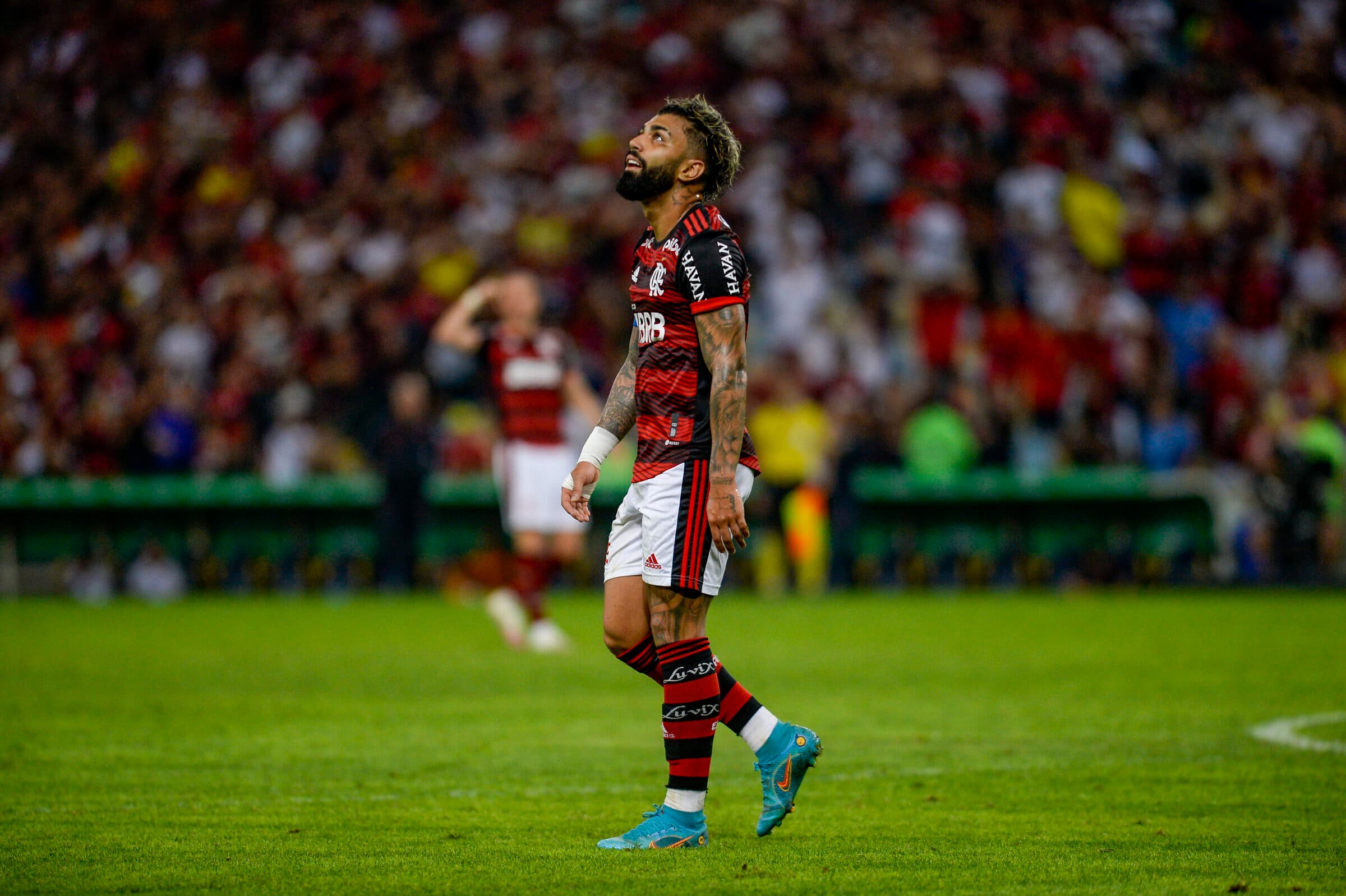 Gabigol se lamenta depois de mais um gol perdido diante do Athletico-PR no jogo de ida das quartas da Copa do Brasil 2022