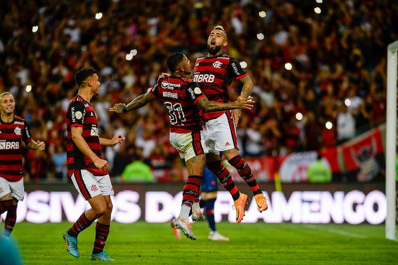 Vidal comemora primeiro gol no Flamengo.