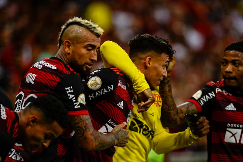 Victor Hugo comemora gol pelo Flamengo