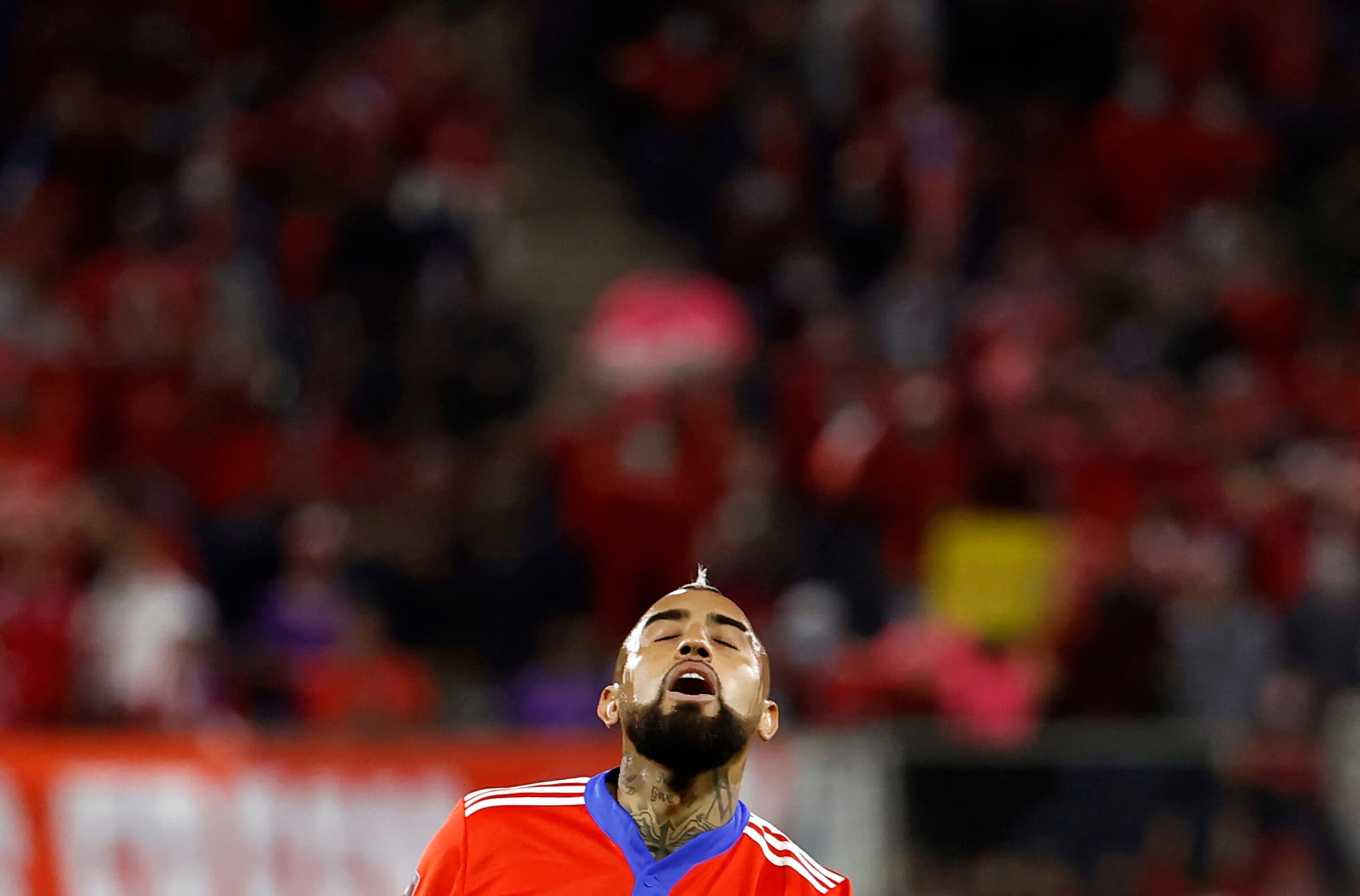 Vidal, do Flamengo, em campo pela Seleção Chilena