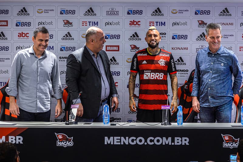 Braz, Landim e Spindel apresentam Arturo Vidal