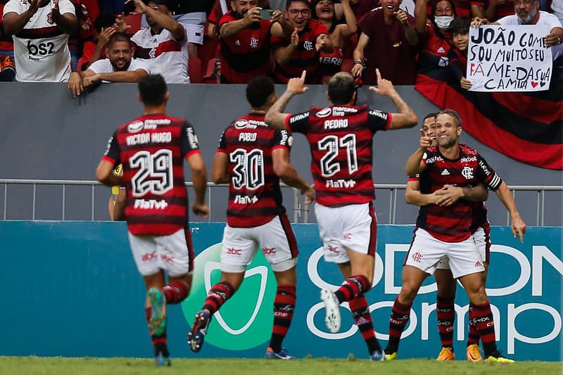 Diego comemora com o time o segundo gol do Flamengo - Flamengo 2x0 Coritiba - Brasileiro 2022