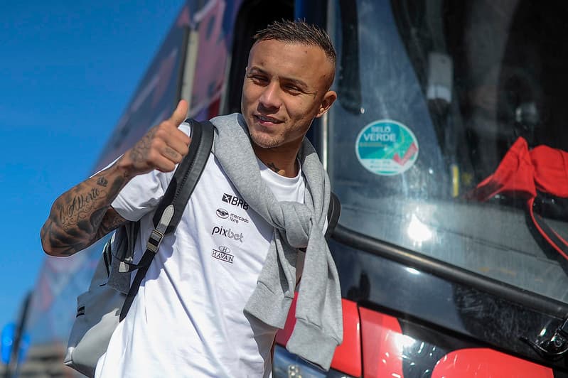 Everton Cebolinha acena para torcedores; vice-presidente do Grêmio, Paulo Caleffi elogiou muito o atacante do flamengo