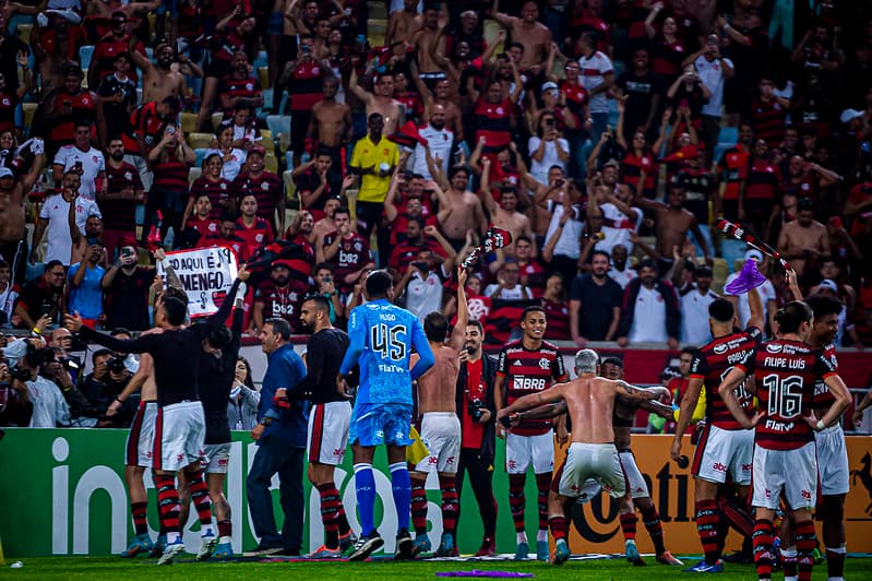 Jogadores comemorando com a torcida após a vitória