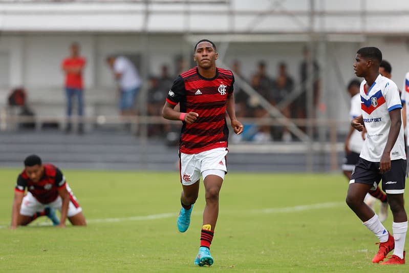 Lorra, camisa 10 do Flamengo assina contrato profissional