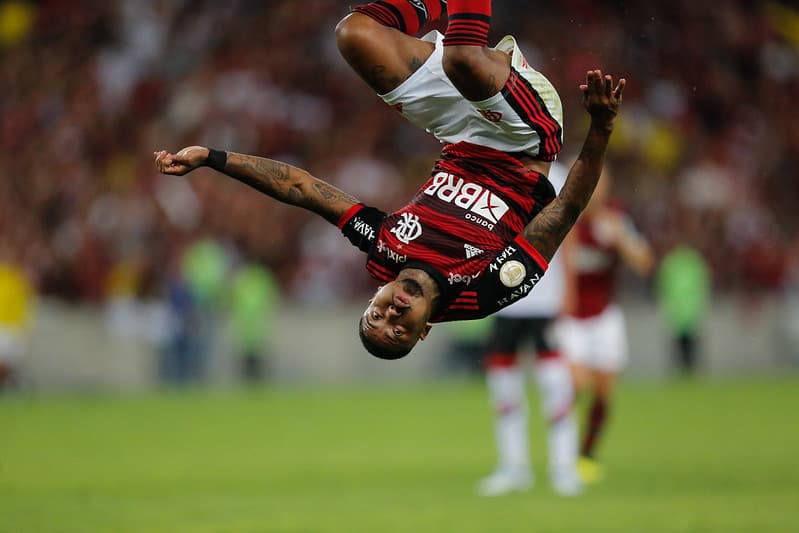 Marinho comemora seu gol, o segundo do Flamengo contra o Atlético-GO
