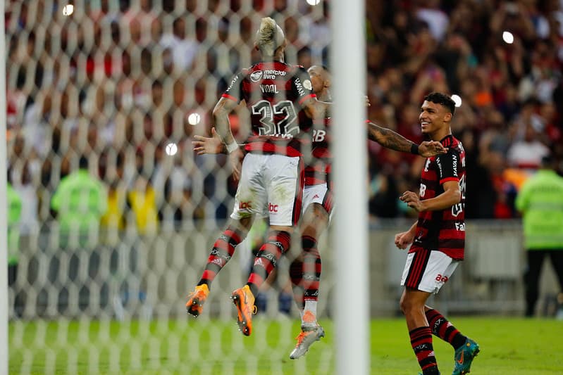Vidal comemorando seu primeiro gol