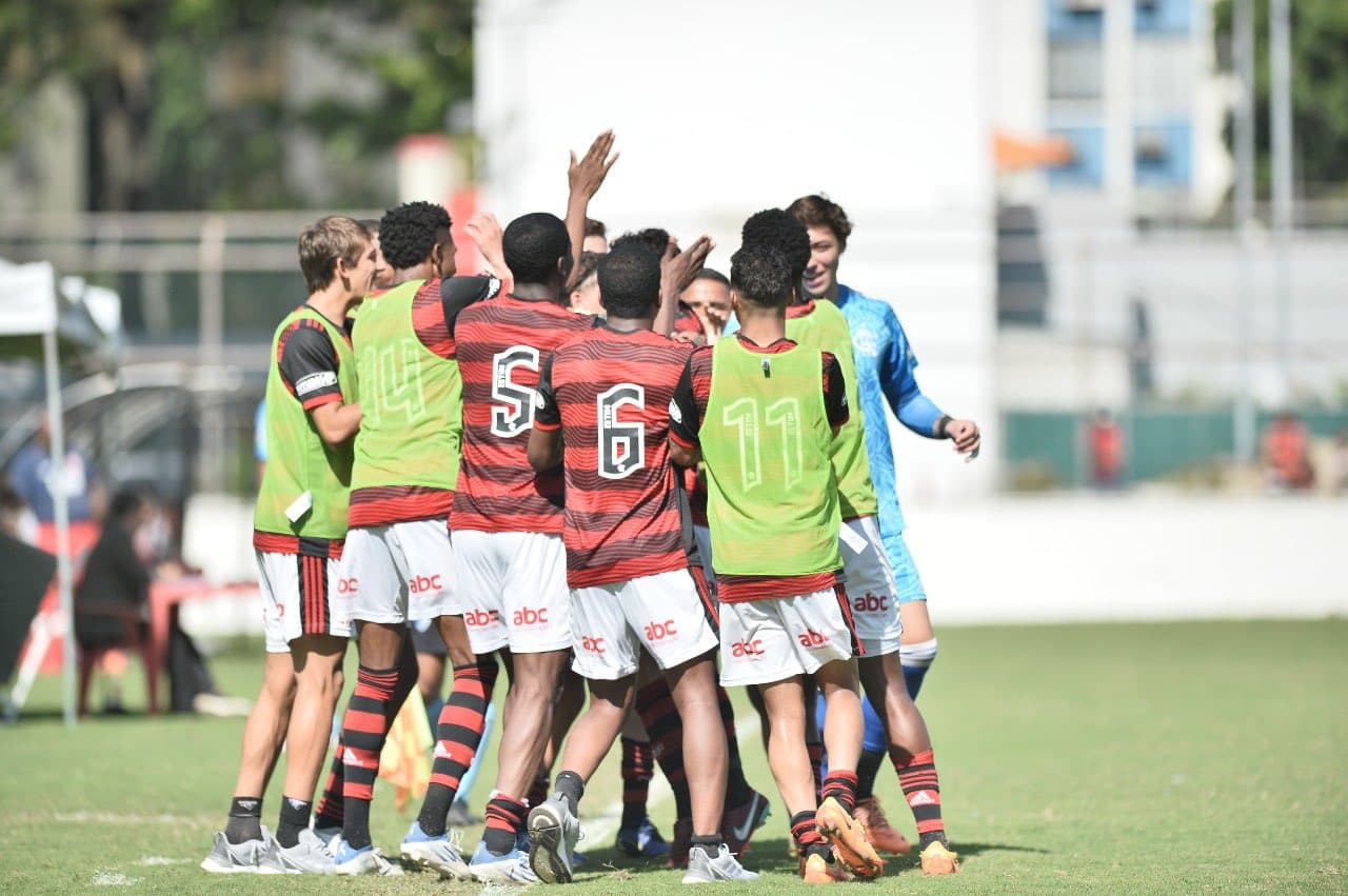Os garotos do Flamengo golearam o Bangu pela Taça Rio Sub-20