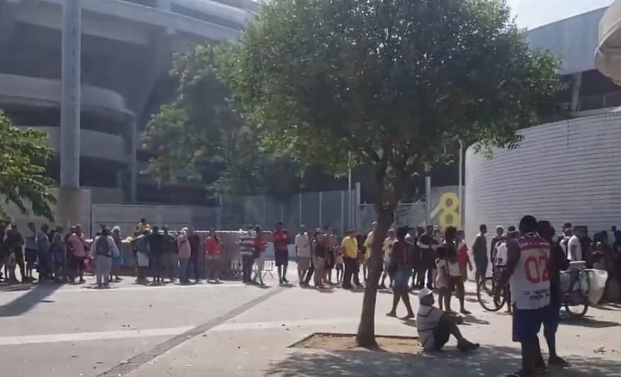 Torcida faz fila no entorno do Maracanã para troca de ingressos