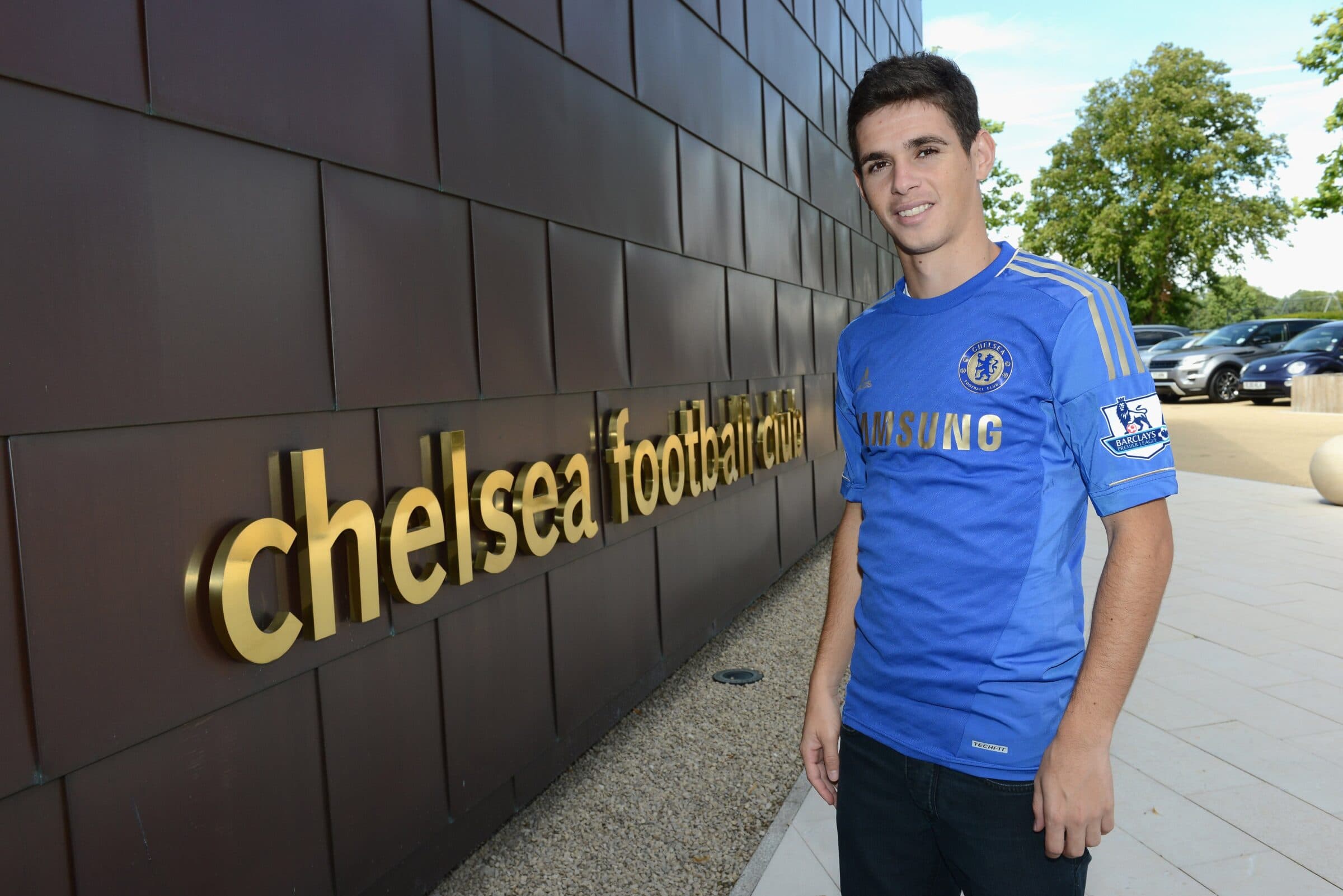 Oscar no CT do Chelsea posando para foto; atleta será reforço do Flamengo