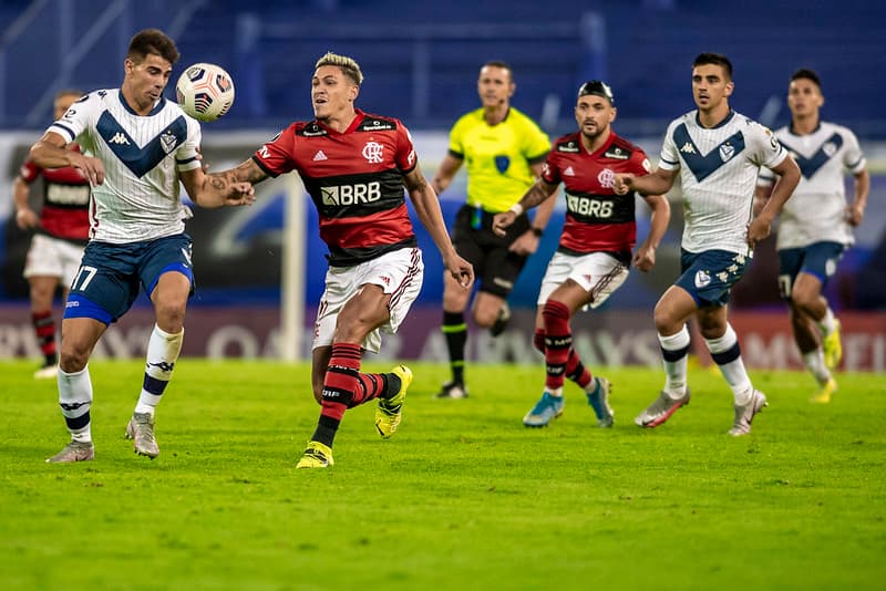 Velez x Flamengo, em 2021. Roldan ao fundo.