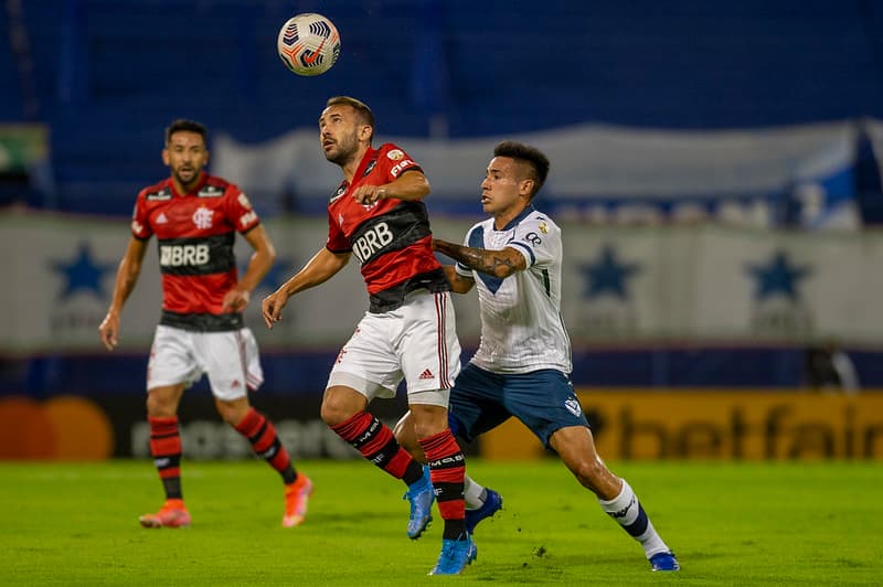 Éverton Ribeiro disputando bola em um Flamengo x Vélez