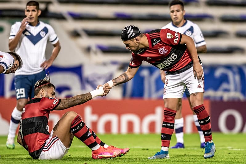 Gabigol e Arrascaeta no jogo do Flamengo contra o Vélez em 2021