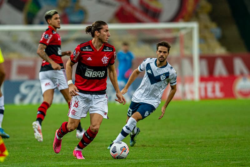 Filipe Luís em ação em jogo do Flamengo contra o Vélez