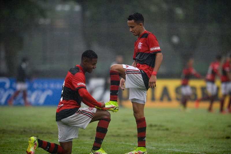 Matheus França e Matheus Gonçalves comemorando gol do Flamengo