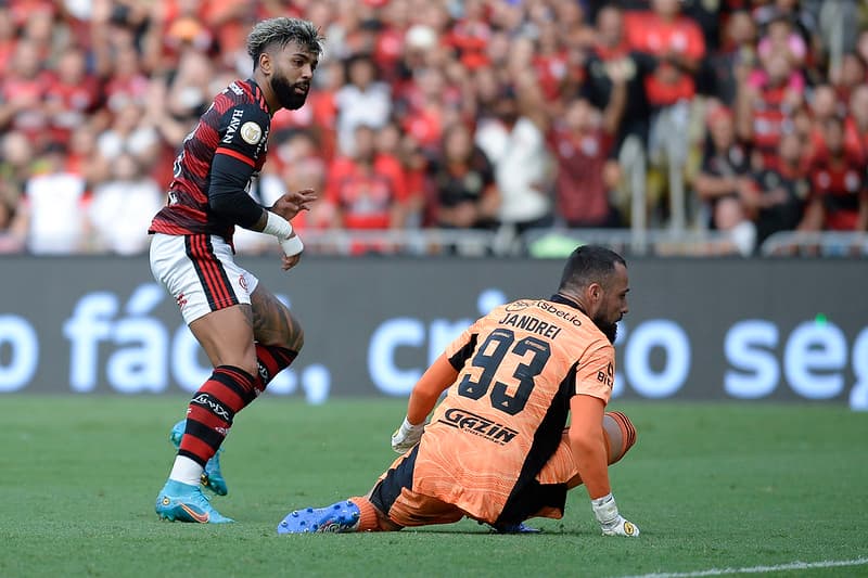 Gabigol, do Flamengo, assiste bola entrar no gol de Jandrei, do São Paulo