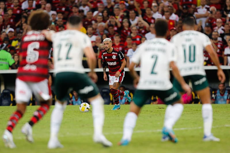 Arrascaeta cobra falta em jogo do Flamengo contra o Palmeiras