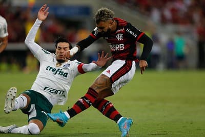 Gabigol chuta e é travado por Gustavo Gómez em Flamengo x Palmeiras