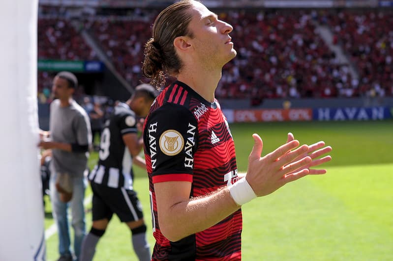 Filipe Luis reza antes de Flamengo x Botafogo