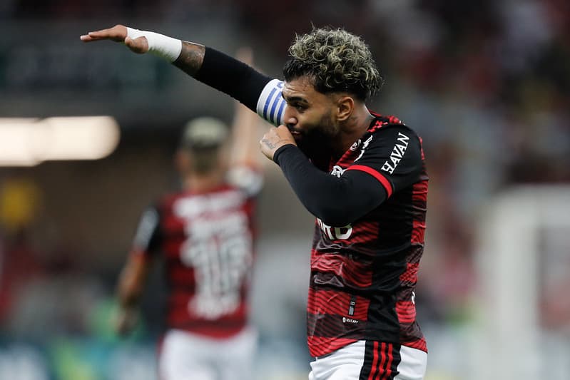 Gabigol comemora imitando rapper