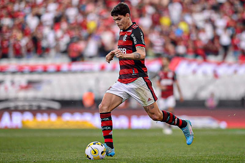 Ayrton Lucas com a torcida do Flamengo ao fundo na Neo Quimica Arena; flamengo acertou a contratação do lateral em definitivo por quatro anos.