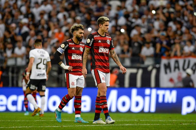 Pedro e Gabigol em jogo do Flamengo; dupla tem jejum de mais de mil minutos com Sampaoli
