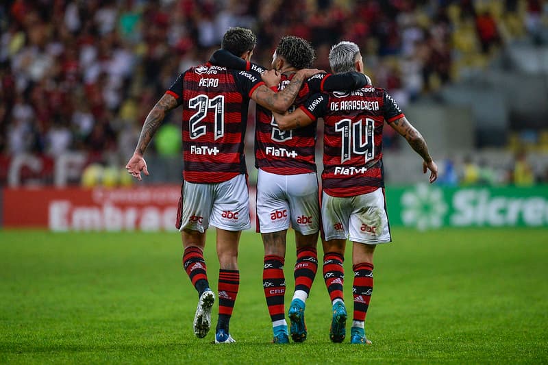 Arrascaeta, Pedro e Gabigol comemorando gol do FLAMENGO
