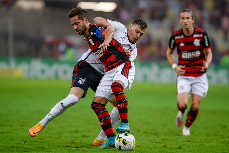 Everton Ribeiro do Flamengo contra o Athletico-PR no Maracanã