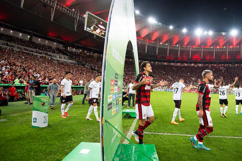 Jogadores entram em campo para jogo entre Flamengo e Ahtletico Paranaense